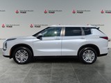 2022 Mitsubishi Outlander SE image 2