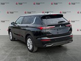 LABRADOR BLACK 2025 Mitsubishi Outlander ES