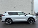2022 Mitsubishi Outlander LE image 3