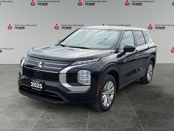 LABRADOR BLACK 2025 Mitsubishi Outlander ES